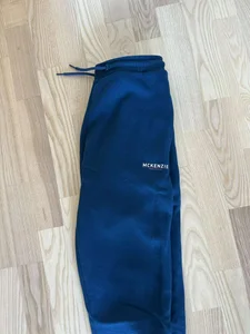 marinblåa byxor från mckenzie 