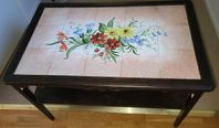 Kakelbord med blommotiv – charmigt och praktiskt