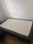 120cm säng i väldigt bra skick säljes 