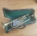 gammal trumpet med väska och munstycke
