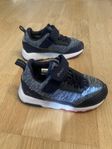Vattentäta sneakers från Viking i strl 24