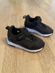 Vattentäta sneakers från Viking i strl 22