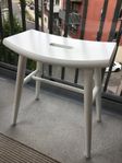 Snygg och stilren vit pall från Designtorget, nyskick!