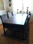 Matbord 90 x 180 med 6 stolar.