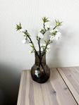 Vas dbkd med plastblommor