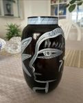 Glasvas, Kosta Boda, Ulrica Hydman-Vallien, lilla modellen.