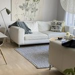 2 fina vita soffor i konstläder bortskänkes- gratis