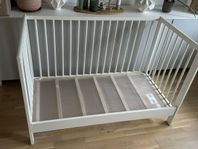IKEA Gulliver spjälsäng + JÄTTETRÖTT madrass – superdu