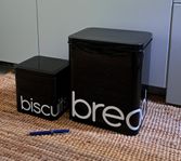 Två större plåtburkar, "bread" och "biscuits