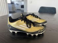 Fotbollskor storlek 31 (innermått 19,0 cm)