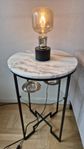 marmor sidobord med lampa
