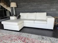 Vita skinnsoffor & grå bäddsoffa