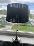 Fin lampa med svart lampskärm 