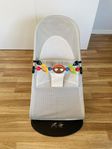 Babybjörn Bliss Babysitter i mesh med lekbåge