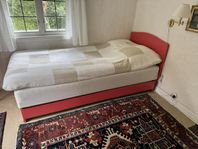 Gavelsäng med utdragbar extrasäng