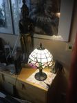 Lampa i Tiffany stil, semi antikt, höjd 38 cm m bronsfot