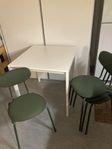 Bord och fyra stolar