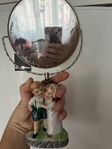 Vintage Spegel med Porslinsfigur – Fellini (Pat. Pending)