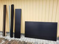 Ikea Malm sängstomme och nattduksbord i svartbrunt.