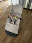 Babysitter - Babybjörn Bouncer Bliss med lekbåge