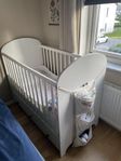 Spjälsäng Gonatt med madrass och tillbehör