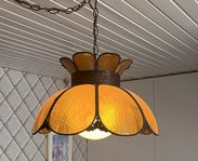 Vacker taklampa i Tiffanystil. Mycket fint skick 