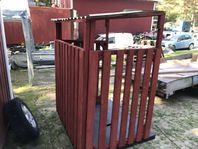 Vedförråd eller för soptunnerna