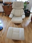 Stressless fåtölj i skinn med fotpall