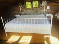 IKEA dubbelsäng 180x 200 cm med vit metallram – fint skic