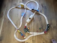 Brio trätåg, lastvagnar, bro, tunnel