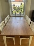 Matbord i ek med sex stolar