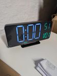 Modern väckarklocka svart – 12/24h tid, veckodag, USB-dri