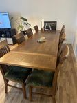 Stort Matsalsbord med 8st stolar