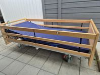 Sjukussäng på hjul - höj- och sänkbar