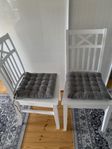 2 MOA stolar, vitlackerade från MIO