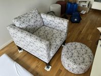 Fin fåtölj med tillhörande fotpall