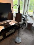Lampa med två skärmar med stegvis belysning