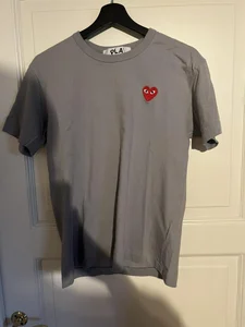 Play Comme Des Garcon heart logo t-shirt i stl M
