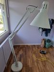 Golvlampa i form av jättestor skrivbordslampa 