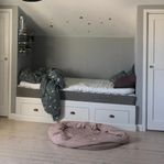 platsbyggd säng av finsnickare 