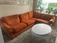 Stor orange hörnsoffa i tåligt och bra tyg
