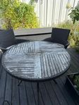Utegrupp med 2 stolar och bord