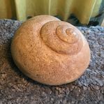 Fin prydnadssnäcka i keramik