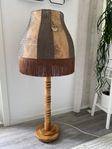 Golvlampa furu med lampskärm i äkta läder. 1978-talet