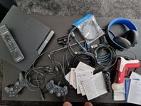Playstation 3-konsol med spel, pistol och hörlurar