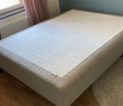 Ikea säng 140 x 200 ”skårer” beige