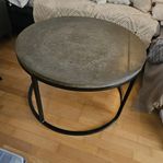 FINASTE betongbordet är sorgligt nog till salu.