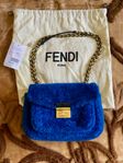 Fendi Bebaguette shearling väska 