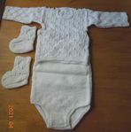 BABYDRESS I VITT - HEMSTICKAD - (JUMPER, SOCKOR OCH "BODY")