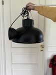 Taklampa svart metall från Mio (Edward).